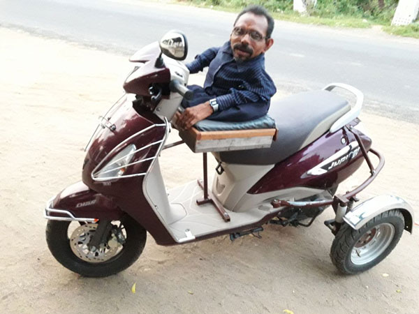 వైకల్యాన్ని అధిగమించి స్కూటర్ తయారుచేసిన వ్యక్తి గురించి మీకు తెలుసా ?
