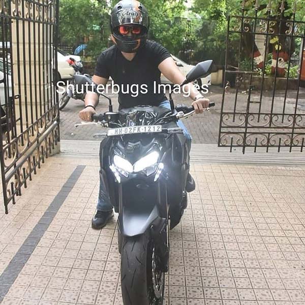 కవాసాకి జెడ్ 900 బైక్ పై కనిపించిన ఇమ్రాన్ హష్మి