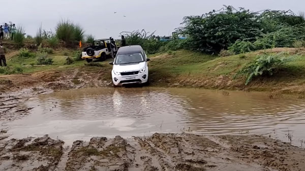 ల్యాండ్ రోవర్ ని కాపాడిన మహీంద్రా థార్, ఎలాగో వీడియో చూడండి