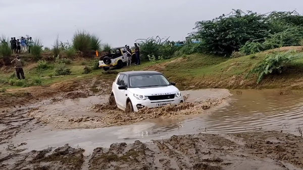ల్యాండ్ రోవర్ ని కాపాడిన మహీంద్రా థార్, ఎలాగో వీడియో చూడండి