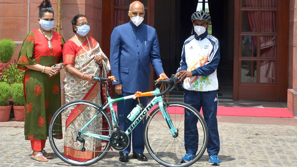 సైక్లిస్ట్ కల సహకారం చేసుకోవడానికి స్కూల్ విద్యార్థికి సైకిల్ గిఫ్ట్ ఇచ్చిన భారత రాష్ట్రపతి