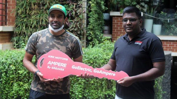 క్రికెటర్ రాబిన్ ఉతప్పకు పంపిణీ చేయబడిన ఆంపియర్ ఎలక్ట్రిక్ స్కూటర్