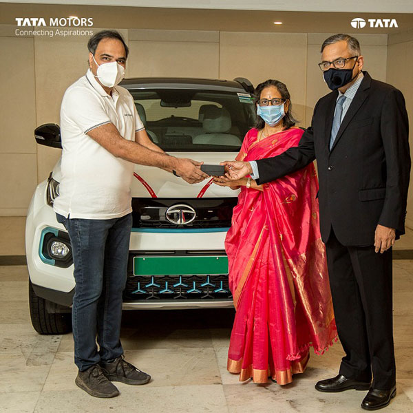 టాటా మోటార్స్ ఛైర్మన్కు అందజేసిన టాటా నెక్సాన్ ఇవి
