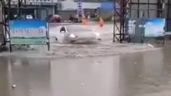 వరద నీటిలో చేపలాగా ఈదుతున్న ఎలక్ట్రిక్ కారు