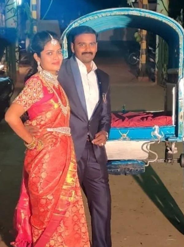 లగ్జరీ కార్లను కాదని ఎద్దులబండిలో ప్రయాణించిన కొత్త జంట.. ఎందుకో తెలుసా ?
