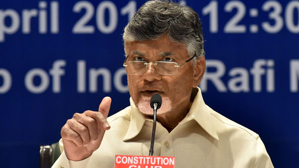 ఒకదానితో ఒకటి ఢీ కొట్టుకున్న కార్లు.. ప్రమాదంలో బయట పడిన మాజీ సిఎం చంద్రబాబు నాయుడు.. ఇంతకీ ఏం జరిగిందంటే