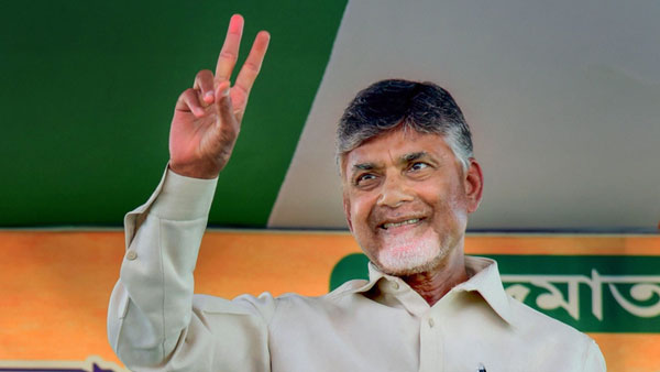 ఒకదానితో ఒకటి ఢీ కొట్టుకున్న కార్లు.. ప్రమాదంలో బయట పడిన మాజీ సిఎం చంద్రబాబు నాయుడు.. ఇంతకీ ఏం జరిగిందంటే