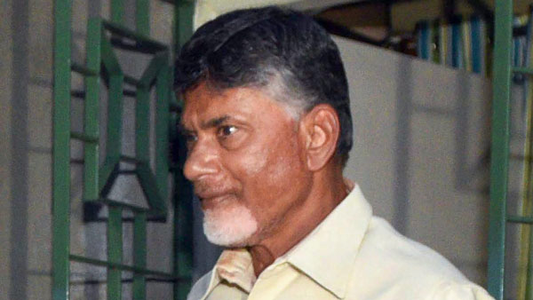 ఒకదానితో ఒకటి ఢీ కొట్టుకున్న కార్లు.. ప్రమాదంలో బయట పడిన మాజీ సిఎం చంద్రబాబు నాయుడు.. ఇంతకీ ఏం జరిగిందంటే