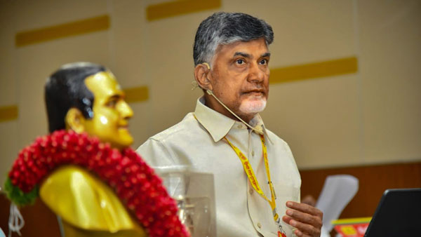 ఒకదానితో ఒకటి ఢీ కొట్టుకున్న కార్లు.. ప్రమాదంలో బయట పడిన మాజీ సిఎం చంద్రబాబు నాయుడు.. ఇంతకీ ఏం జరిగిందంటే