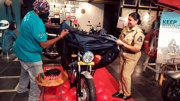 రాయల్ ఎన్ఫీల్డ్ బైక్ కొన్న మహిళా పోలీస్.. బైక్ కొనడానికి కారణం అడిగితే ఎం చెప్పిందో తెలుసా ?