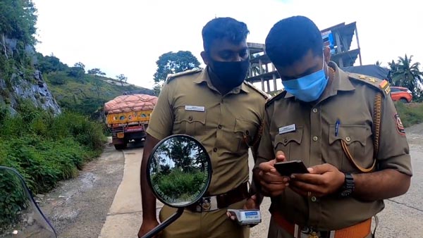 బైక్కు జరిమానా విధించడానికి గూగుల్ సర్చ్ చేసిన చేసే పోలీసులు.. ఎందుకో తెలుసా ?