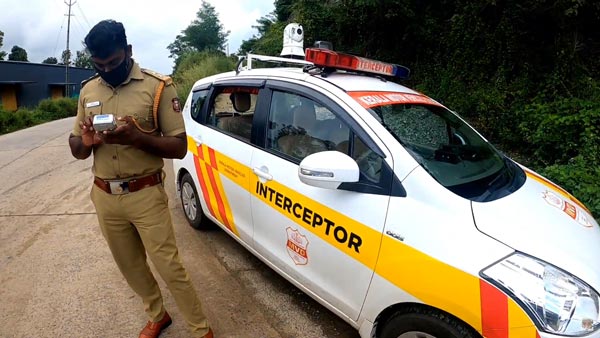 బైక్కు జరిమానా విధించడానికి గూగుల్ సర్చ్ చేసిన చేసే పోలీసులు.. ఎందుకో తెలుసా ?
