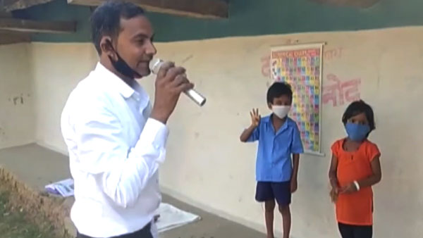 గురువే విద్యార్థులు దగ్గరకు వెళ్లి పాటలు చెప్పడం ఎక్కడైనా చూసారా.. అయితే ఇది చూడండి