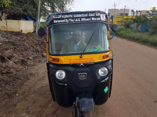 వైద్య వృత్తిని విడిచిపెట్టి ఆటో డ్రైవర్గా మారిన గవర్నమెంట్ డాక్టర్, ఎందుకో తెలుసా ?