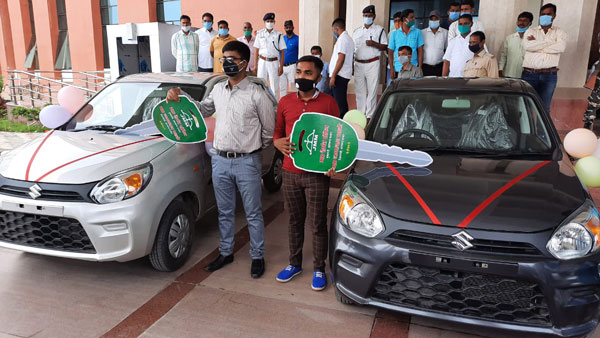 ఫస్ట్ ర్యాంక్ స్టూడెంట్స్ కి కార్స్ గిఫ్ట్ గా ఇచ్చిన విద్యాశాఖామంత్రి, ఎక్కడో తెలుసా ?