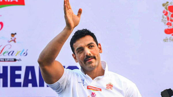 ఇష్టమైన కారుని విరాళంగా ఇచ్చిన ప్రముఖ నటుడు జాన్ అబ్రహం.. ఎందుకో తెలుసా?