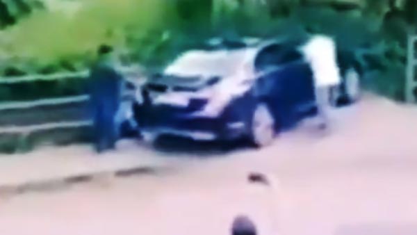 ఇది చూసారా.. ప్రమాదకరమైన స్థలంలో పార్కింగ్ చేయడానికి ఎగబడుతున్న ప్రజలు