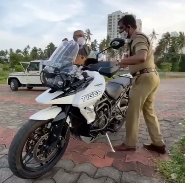 ఖరీదైన బైక్ చూసి నోరుతెరిచిన పోలీస్.. తర్వాత ఏం జరిగిందంటే ?