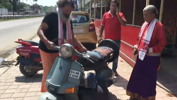 పాత స్కూటర్తో తల్లిని తీర్థయాత్రలకు తీసుకెళ్లిన కొడుక్కి KUV100 గిఫ్ట్ గా ఇచ్చిన ఆనంద్ మహీంద్రా