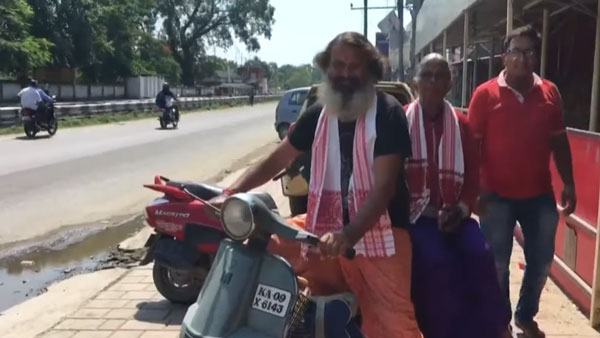 పాత స్కూటర్తో తల్లిని తీర్థయాత్రలకు తీసుకెళ్లిన కొడుక్కి KUV100 గిఫ్ట్ గా ఇచ్చిన ఆనంద్ మహీంద్రా