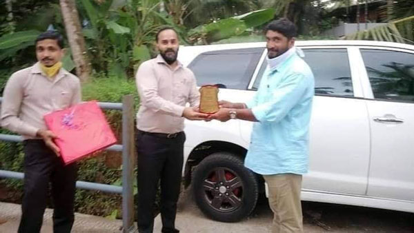 సాధారణ ఇన్నోవా డ్రైవర్ని సన్మానించిన టయోటా డీలర్.. ఎందుకో తెలుసా ?