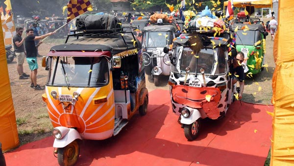 పెరుగుతున్న ఆటో ప్రయాణికులు, తగ్గుముఖం పట్టిన క్యాబ్ సర్వీసులు ; ఎందుకో తెలుసా ?