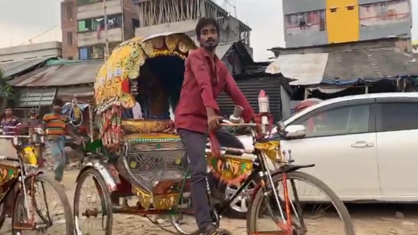 బ్రతుకు తెరువుకోసం కొన్న రిక్షా స్వాధీనం చేసుకున్న అధికారులు.. తర్వాత ఏం జరిగిందంటే ?