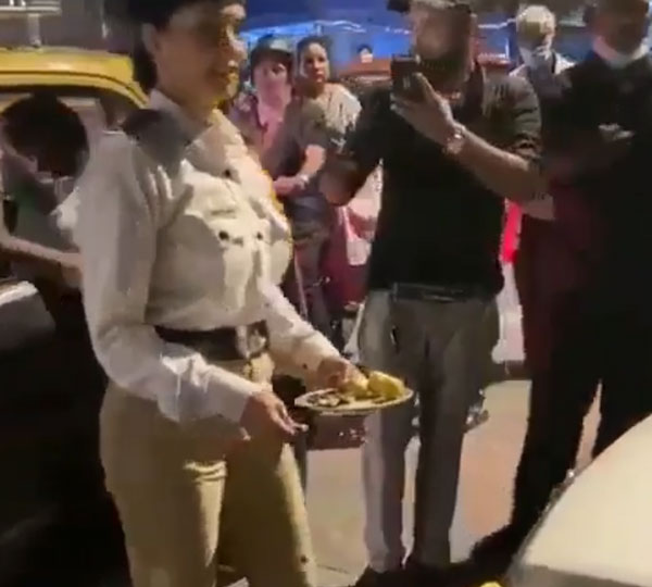 బాలీవుడ్ నటి చేసిన పనికి ఆనందంలో మునిగిపోయిన ఉద్యోగి.. ఇంతకీ ఎం చేసిందో తెలుసా?