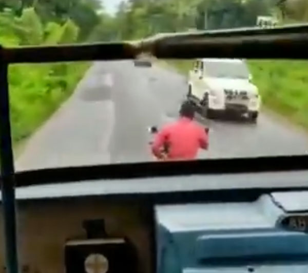 బస్సుకి దారి ఇవ్వకుండా డ్రైవ్ చేసిన బైకర్కి భారీ జరిమానా.. ఎంతో తెలుసా?