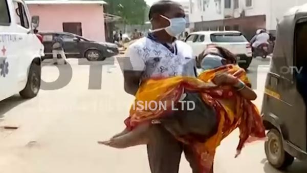భార్యని 90 కిమీ రిక్షా మీద తీసుకెళ్లిన భర్త.. ఎందుకో తెలుసా ?