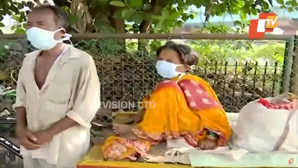 భార్యని 90 కిమీ రిక్షా మీద తీసుకెళ్లిన భర్త.. ఎందుకో తెలుసా ?