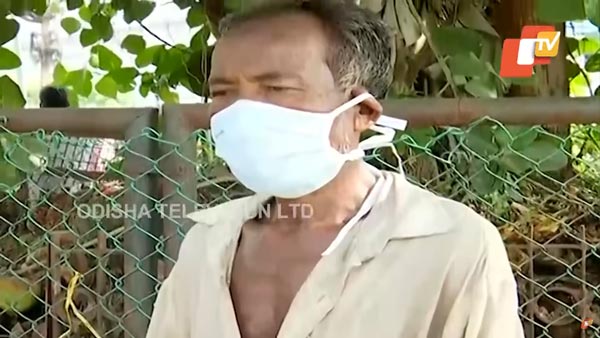 భార్యని 90 కిమీ రిక్షా మీద తీసుకెళ్లిన భర్త.. ఎందుకో తెలుసా ?
