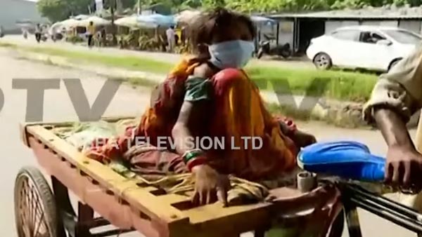 భార్యని 90 కిమీ రిక్షా మీద తీసుకెళ్లిన భర్త.. ఎందుకో తెలుసా ?