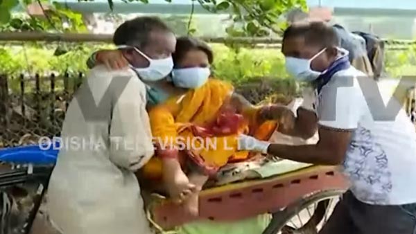 భార్యని 90 కిమీ రిక్షా మీద తీసుకెళ్లిన భర్త.. ఎందుకో తెలుసా ?