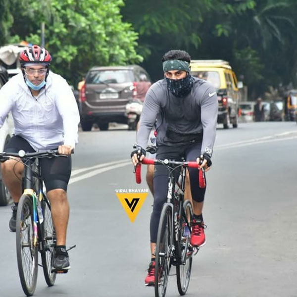 ముంబై వీధుల్లో సైకిల్ పై కనిపించిన రణబీర్ కపూర్.. ఎందుకో తెలుసా?