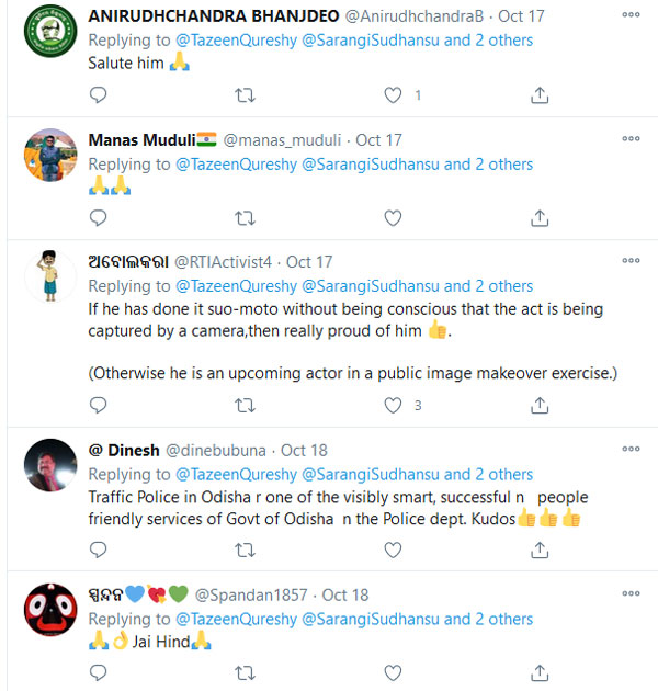 చీపురు పట్టి రోడ్డు శుభ్రం చేసిన ట్రాఫిక్ పోలీస్.. ఎందుకో తెలుసా ?