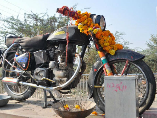 మీకు తెలుసా.. అక్కడ రాయల్ ఎన్ఫీల్డ్ బుల్లెట్కే పూజలు, నైవేద్యాలు.. ఎక్కడో తెలుసా ?