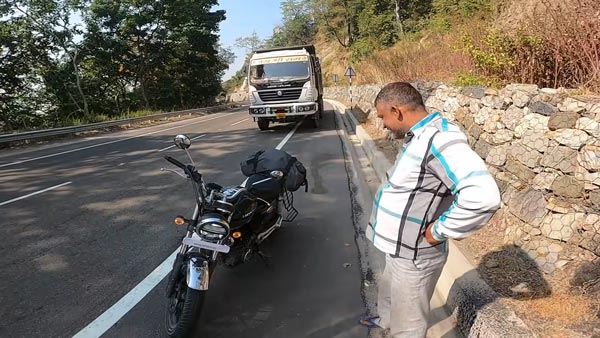 కొత్త బైక్ను వెంబడించిన ట్రక్ డ్రైవర్.. తర్వాత ఏం జరిగిందో చూడండి