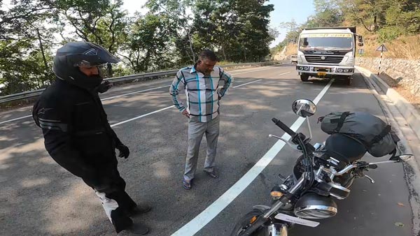 కొత్త బైక్ను వెంబడించిన ట్రక్ డ్రైవర్.. తర్వాత ఏం జరిగిందో చూడండి