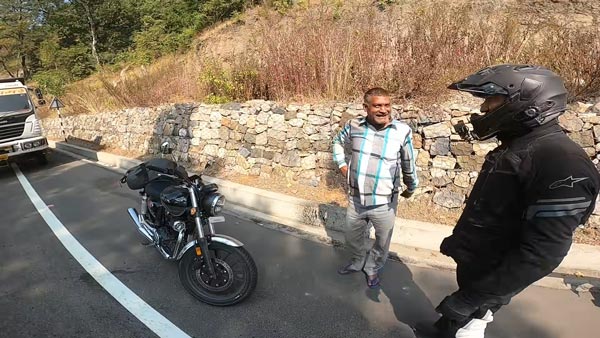 కొత్త బైక్ను వెంబడించిన ట్రక్ డ్రైవర్.. తర్వాత ఏం జరిగిందో చూడండి