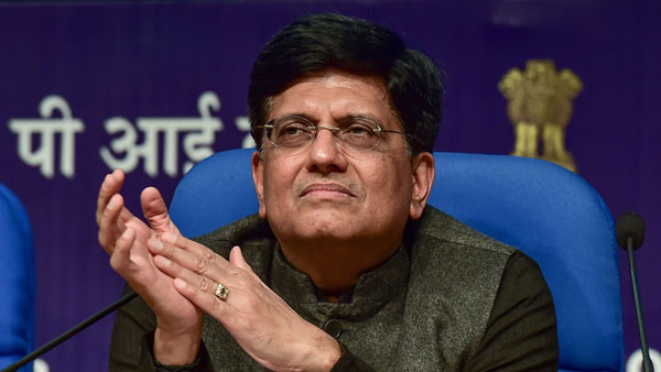 ఏనుగులను రక్షించడానికి ట్రైన్ ఆపేసిన లోకో పైలెట్