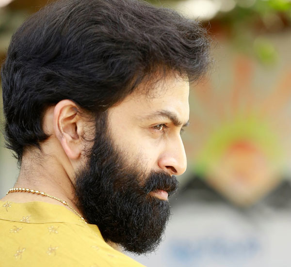 జావా బైక్పై కనిపించిన మలయాళీ యాక్టర్ ; ఎవరో తెలుసా ?