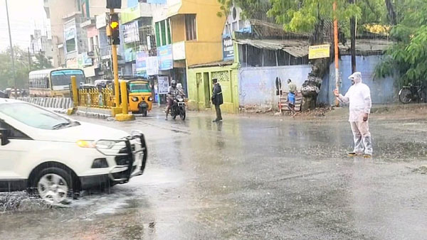 కురిసే వర్షంలో నిలబడి 4 గంటలు డ్యూటీ చేసిన పోలీస్.. ఎక్కడో తెలుసా ?