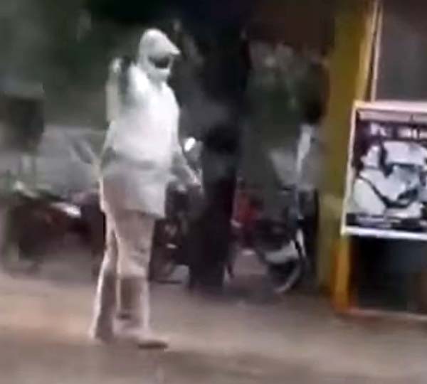 కురిసే వర్షంలో నిలబడి 4 గంటలు డ్యూటీ చేసిన పోలీస్.. ఎక్కడో తెలుసా ?