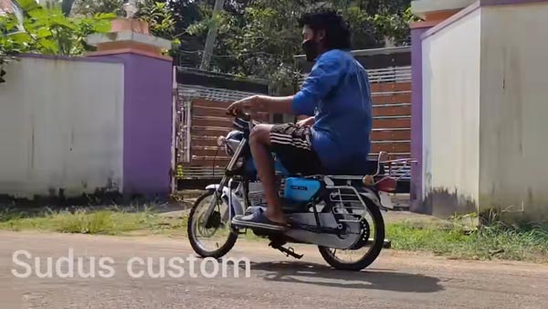 కేరళ యువకుడు తయారుచేసిన యమహా RX 100 మినీ మోడల్.. మీరు చూసారా..!
