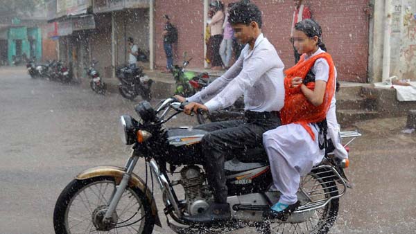 అక్కడ పెట్రోల్ కావాలంటే హెల్మెట్ తప్పనిసరి.. ఎక్కడో తెలుసా ?