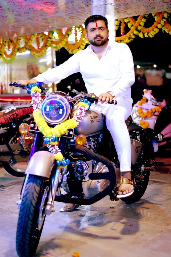 బువ్వ తిను, బుల్లెట్ బైక్ పట్టుకెళ్లు: రాయల్ ఎన్ఫీల్డ్ 'బుల్లెట్' థాలి ఛాలెంజ్