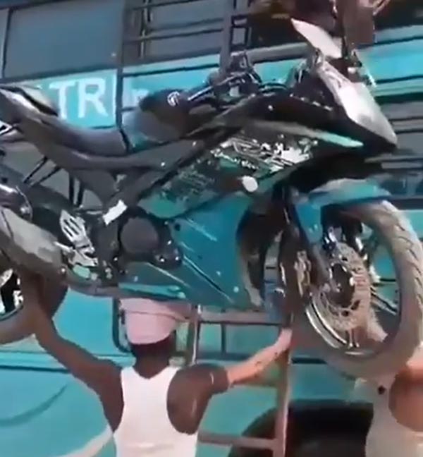 బైక్నే బస్సుపైకి తలపై మోసిన రియల్ బాహుబలి