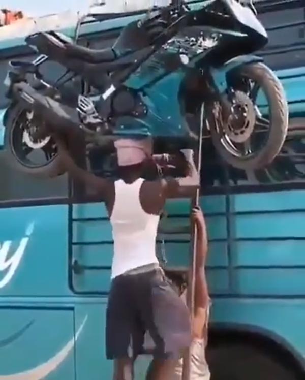 బైక్నే బస్సుపైకి తలపై మోసిన రియల్ బాహుబలి