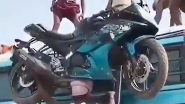బైక్నే బస్సుపైకి తలపై మోసిన రియల్ బాహుబలి